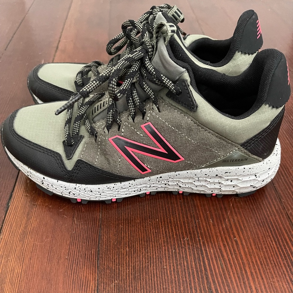 New Balance All Terrain Shoes Women’s Size 6 - Picture 1 of 6